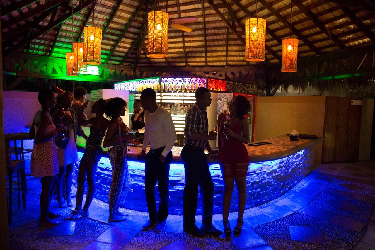 Moulin Sur Mer Beach Resort Montrouis Extérieur photo